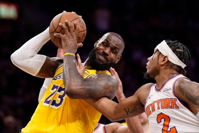 Lakers logran una victoria en tiempo extra sobre los Knicks