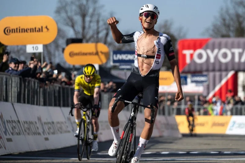 Pedalista mexicano Isaac del Toro, campeón de edición 106 de Milán-Turín