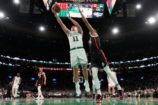 Pritchard y White baten récord de triples para Celtics y Cavaliers avanzan a playoffs