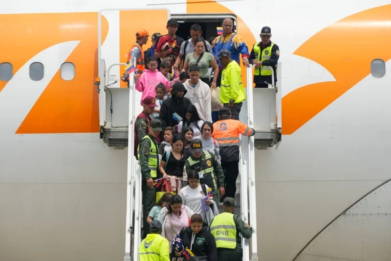 Venezuela recibe a 311 migrantes expulsados de EU, provenientes de México