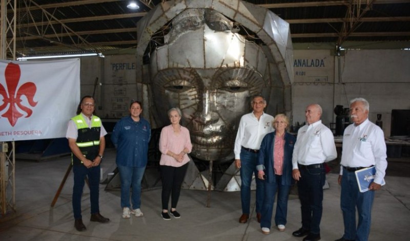 Américo y presidenta del DIF supervisan escultura de virgen que se instalará en El Chorrito y mural en polideportivo