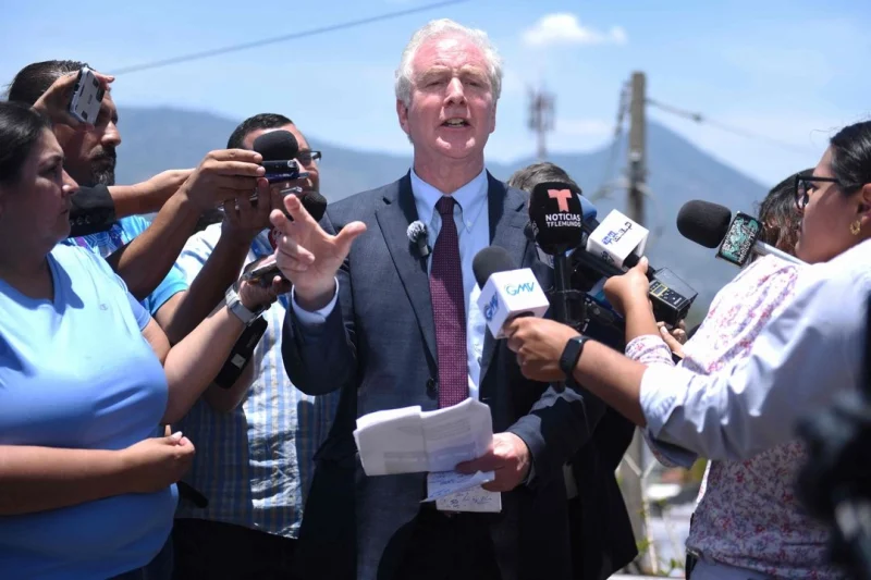 Impiden a senador de EU visitar en megacárcel de Bukele a salvadoreño deportado por error