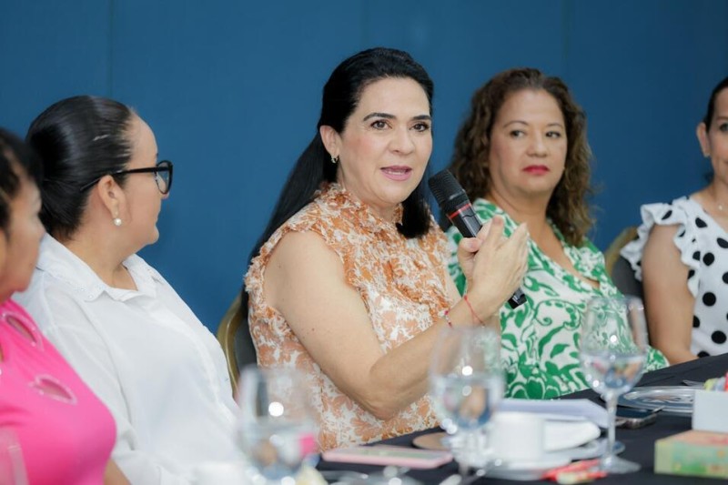 Destaca Mónica Villarreal importancia del periodismo veraz en reunión con comunicadoras