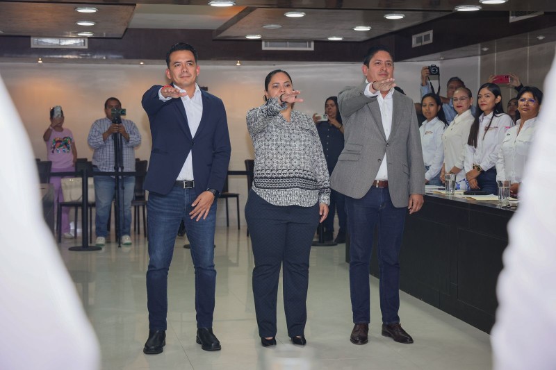 Entrega Erasmo González nombramientos a nuevos funcionarios