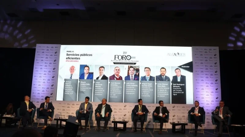 Encuentro de alcaldes, mezcla de homenaje al lugar común y feria de ofertas