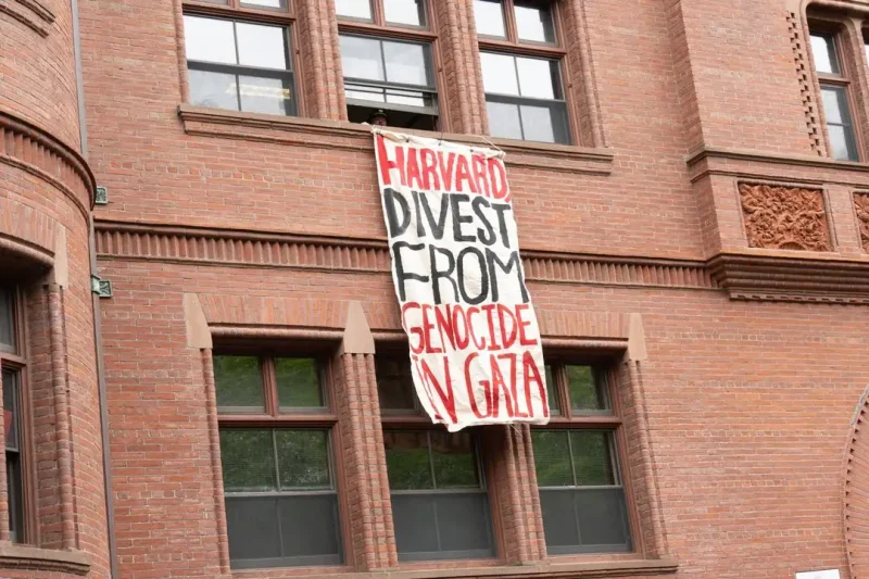Estudiantes de Harvard se gradúan en medio de amenazas de Trump