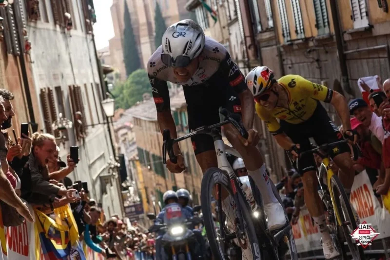 Isaac del Toro, primer ciclista mexicano en liderar el Giro