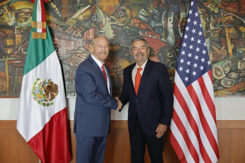Johnson inicia su labor diplomática en México con visita a De la Fuente