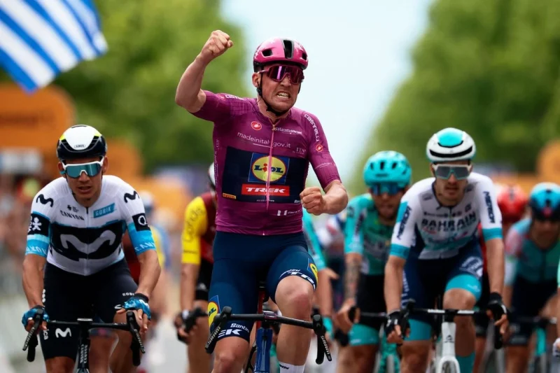 Pedersen recupera el ‘maillot’ rosa al ganar la tercera etapa del Giro de Italia