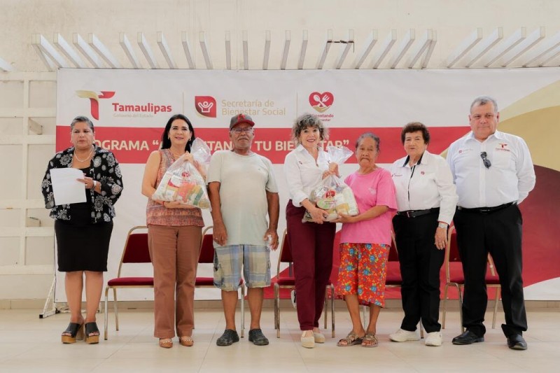 Encabeza Mónica Villarreal entrega de paquetes alimentarios a familias tampiqueñas
