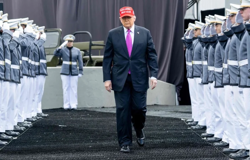 Se jacta Trump de haber «liberado» al ejército de teorías sobre género y «raza»