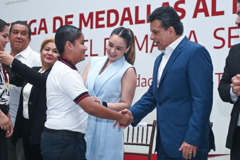 Entrega alcalde de la capital de Tamaulipas medalla Guadalupe Victoria a 163 estudiantes de excelencia