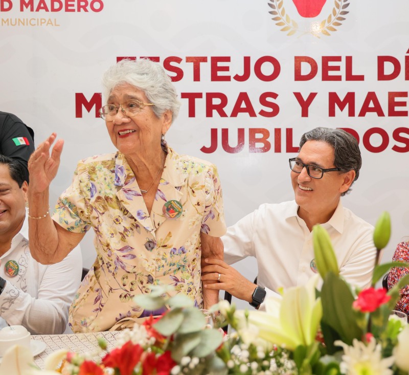 Erasmo González hace reconocimiento a Maestras y Maestros Jubilados