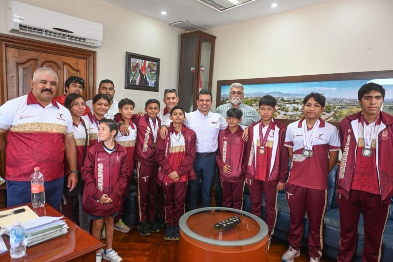 Recibe alcalde de Victoria a medallistas