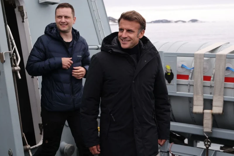 Macron aterriza en Groenlandia, isla codiciada por el presidente de EU, Donald Trump
