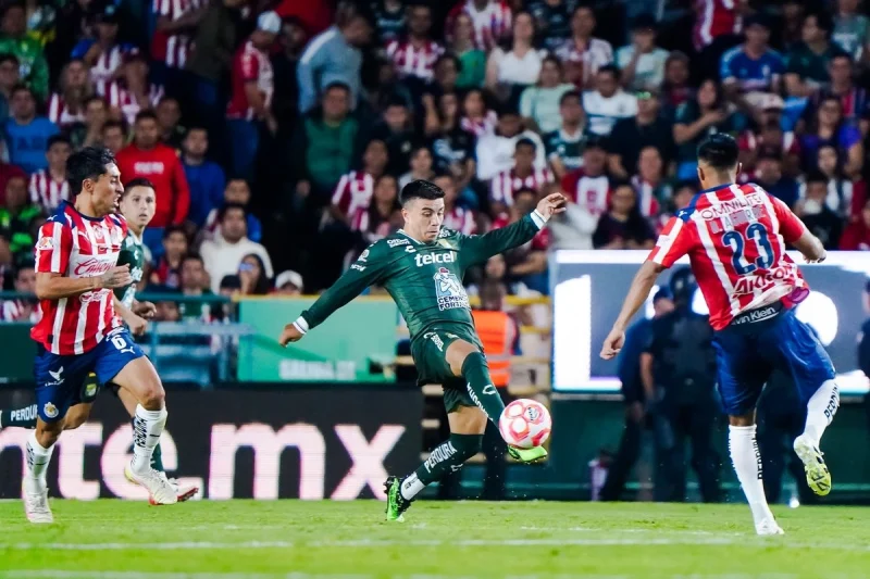 Con gol de James Rodríguez, León amarga el estreno de Chivas