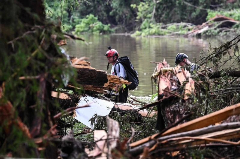 Suman 51 víctimas mortales por inundaciones en Texas; 15 son menores