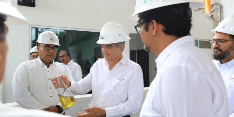 Recorre gobernador Américo Villarreal planta que transforma plásticos en combustibles en Altamira