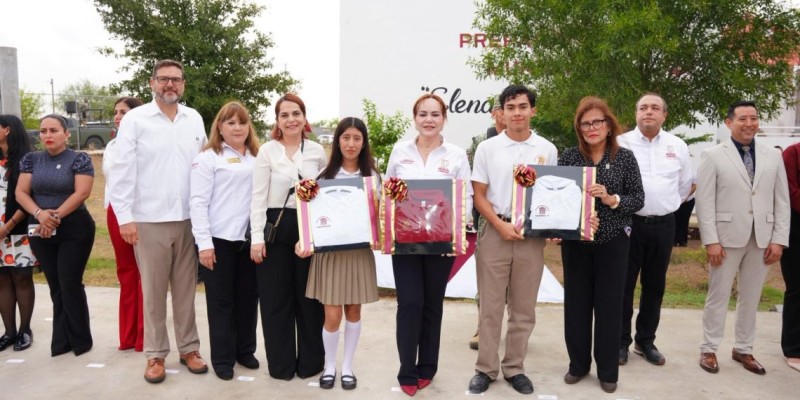 Entrega Carmen Lilia Canturosas más de 9 mil uniformes a estudiantes y docentes