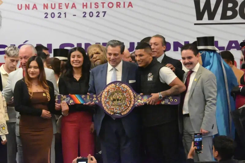 Mauricio Sulaimán presenta cinturón conmemorativo para la pelea Canelo-Crawford