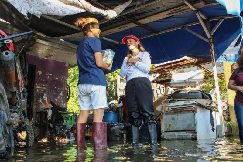 Dunia Marón va en apoyo a personas afectadas por inundaciones en Ciudad Madero; entrega despensas