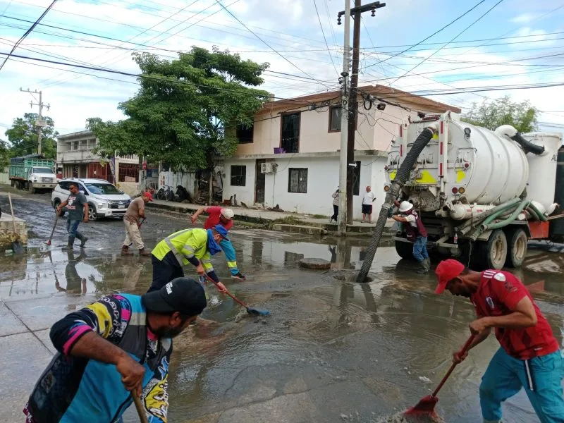 Erasmo González supervisa trabajos de saneamiento en zonas críticas