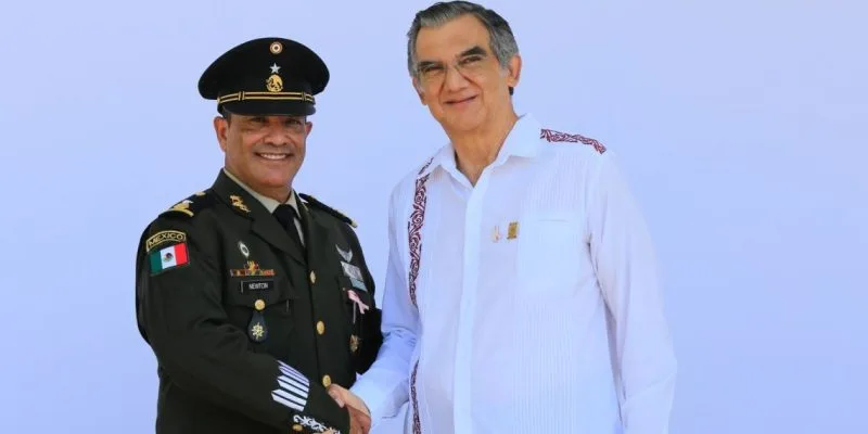 Asiste Américo Villarreal a toma de protesta del comandante interino de la 48 Zona Militar