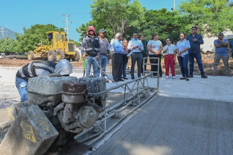 Supervisa Lalo Gattás pavimentación con concreto hidráulico en la colonia Sierra Madre