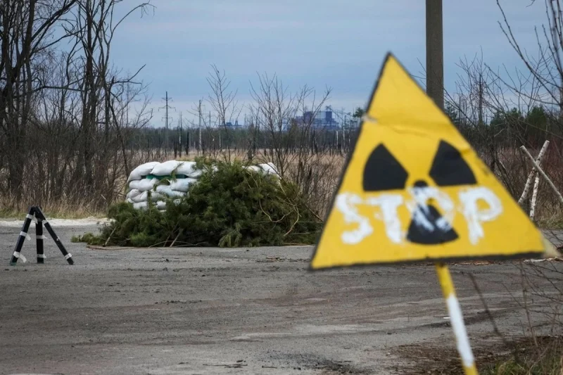 Ataque ruso deja sin electricidad estructura que protege planta de Chernobil