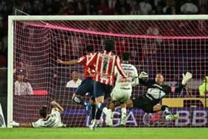 Chivas triunfa en CU y profundiza la caída libre de Pumas