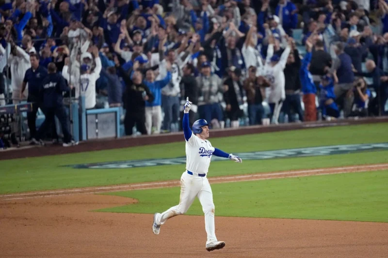 Dodgers se imponen a los Azulejos en histórico juego de 18 entradas en la Serie Mundial