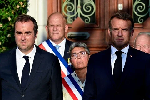 Macron nombra a funcionarios del nuevo gobierno en plena crisis política