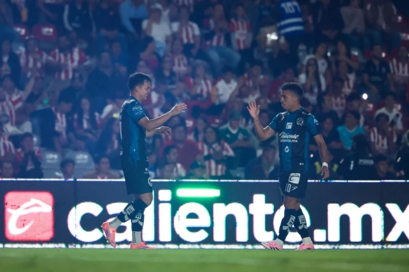 Querétaro derrota a Chivas y le corta racha de cuatro triunfos al hilo