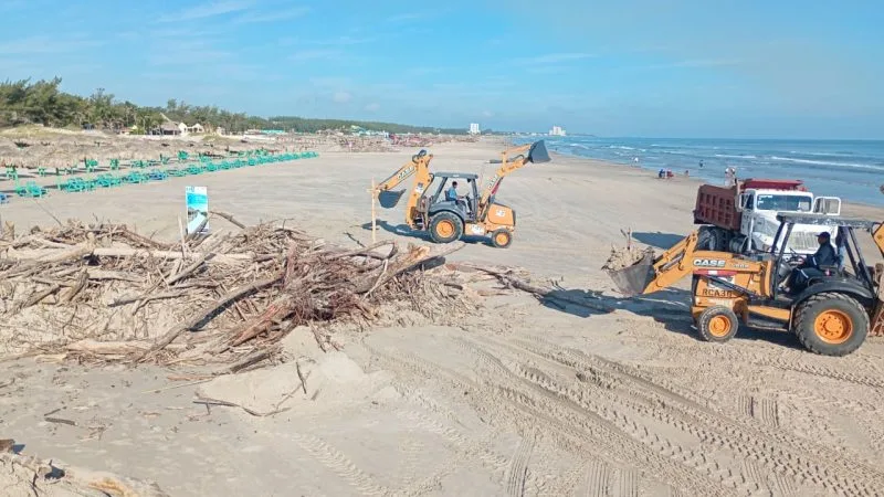 Playa Miramar vuelve a lucir limpia en orden y segura: Erasmo González