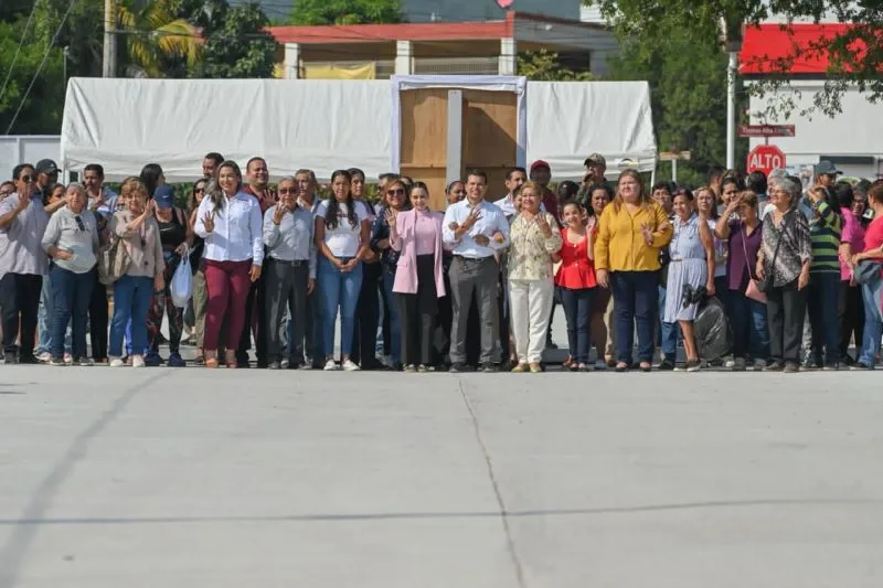 Entrega alcalde de Ciudad Victoria calle pavimentada con concreto hidráulico en la Col. Sierra Madre