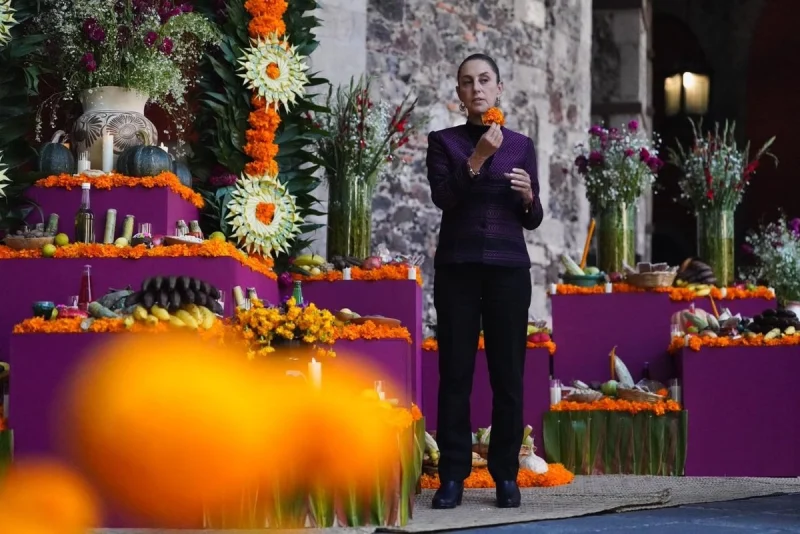Sheinbaum celebra Día de Muertos con ofrenda en Palacio Nacional a “nuestras ancestras”