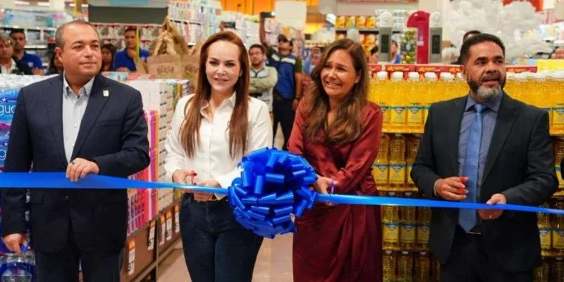 Inaugura alcaldesa Carmen Lilia Canturosas la tienda 10 de Smart en Nuevo Laredo, Tamaulipas
