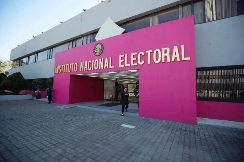 Solo tres empresas siguen en la licitación para producir credenciales del INE