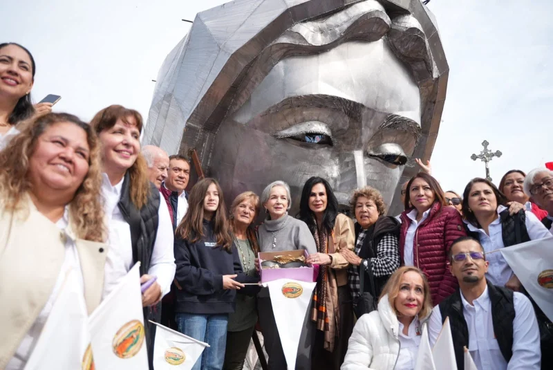 Entrega María de Villarreal las pupilas de la Virgen de la Misericordia