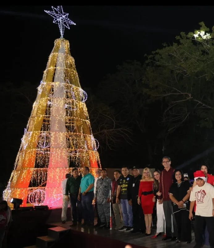 Familias maderenses viven fiesta de alegría con encendido del pino navideño