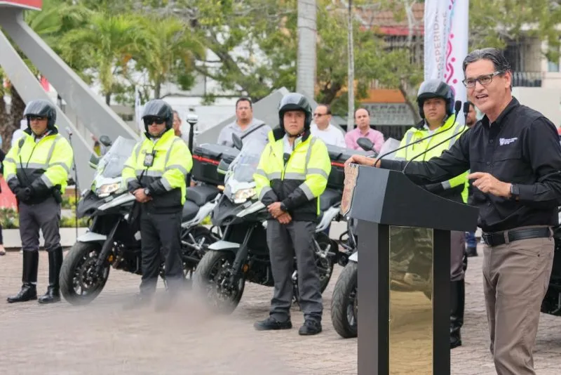 Erasmo González entrega 10 motocicletas tipo patrulla para Tránsito y Vialidad