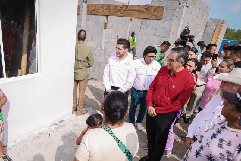 Gobernador y Alcalde supervisan construcción de 92 casas en Matamoros