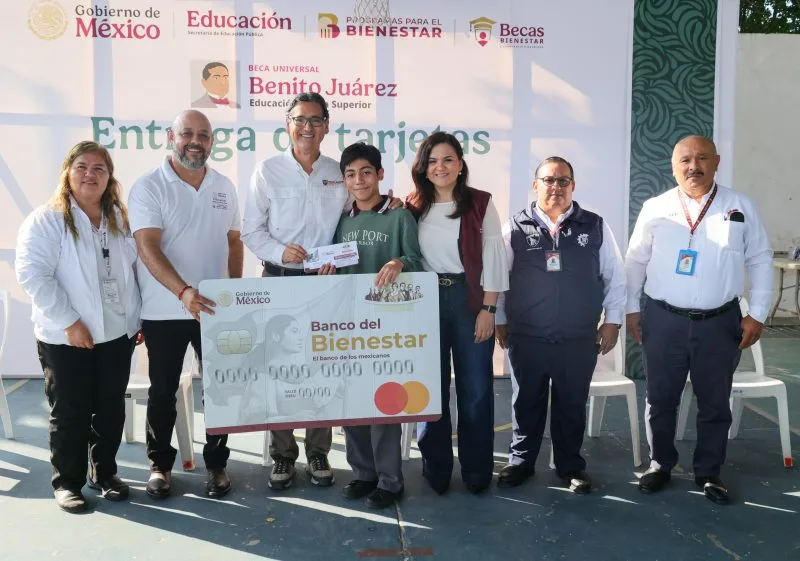 Más de 9 mil estudiantes de bachillerato reciben becas Benito Juárez