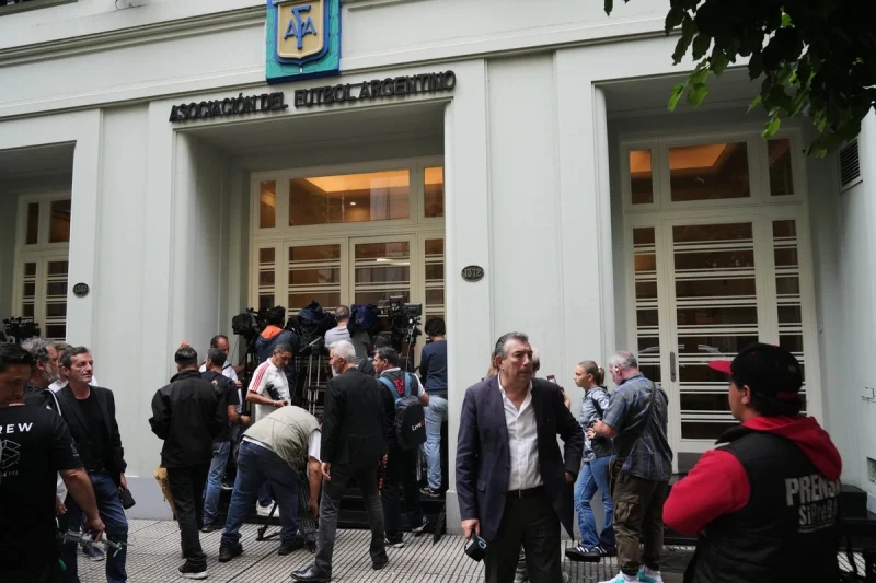 Justicia argentina allana federación de futbol y 18 clubes por presunto lavado