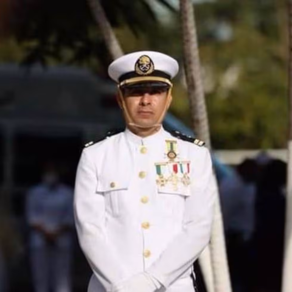 Vicealmirante acusado de huachicoleo litiga para seguir en la Marina
