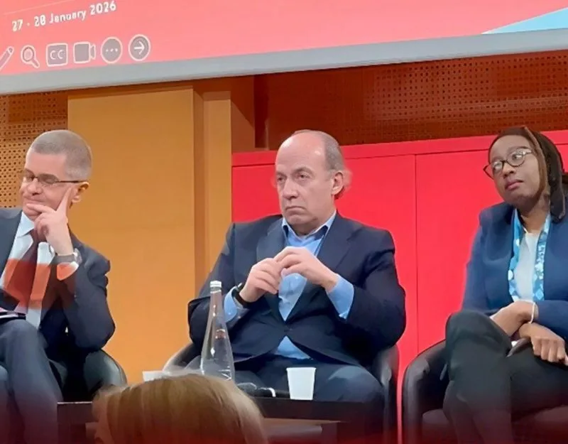 “¡Asesino, lárgate!”, estudiantes mexicanos increpan a Felipe Calderón en el Sciences Po Paris