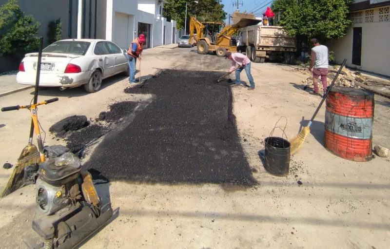 Continúa plan de bacheo en calles de Victoria