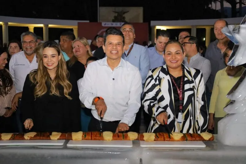Comparten Lucy y Lalo monumental rosca de reyes con familias victorenses
