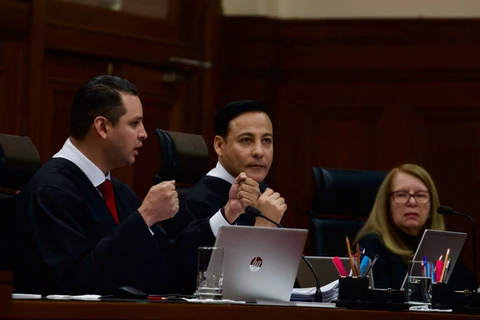 Da la Corte camionetas de más de 1 millón de pesos a sus nueve ministros