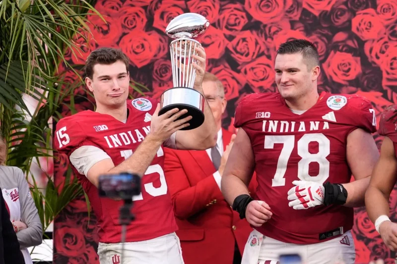 Indiana gana su primer Tazón de las Rosas a Alabama; avanza a semifinales del colegial